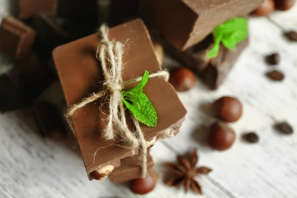 Schokoladenset auf Holztisch, Nahaufnahme — Stockfoto