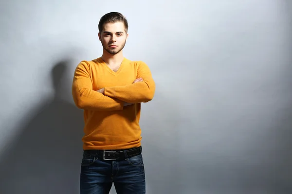 Portrait of young man on gray background — Stock Photo, Image