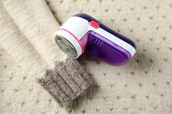 Wool shaver on wool sweater background — Stock Photo, Image