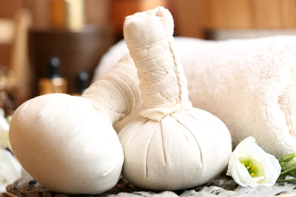 Samenstelling van de prachtige spa met massage zakken op tafel close-up — Stockfoto