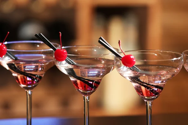 Glasses of cocktails on bar background — Stock Photo, Image