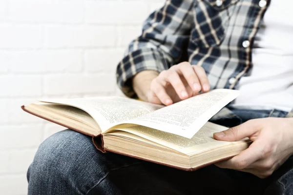 Young man reading book — Stock Photo, Image