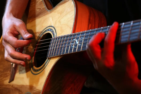 Hombre tocando en la guitarra acústica —  Fotos de Stock