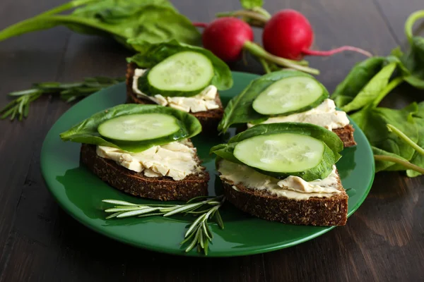 Deliciosos sándwiches con verduras —  Fotos de Stock