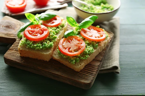 Sanduíche Vegan com abacate e legumes — Fotografia de Stock