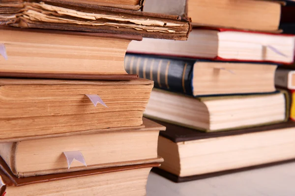 Bücherstapel auf dem Tisch aus nächster Nähe — Stockfoto