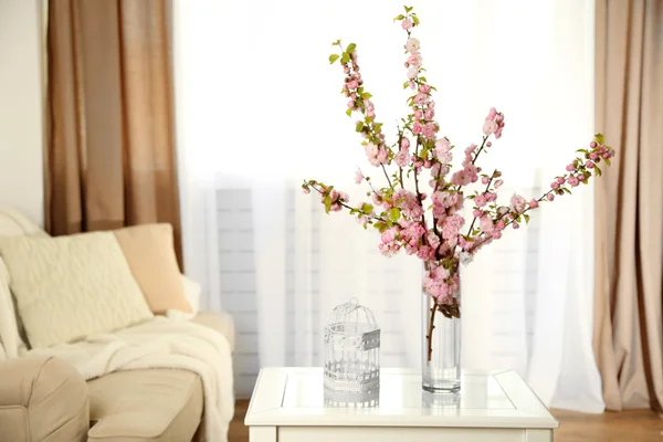 Voorjaar boeket in een vaas, op tafel, op huis interieur achtergrond — Stockfoto