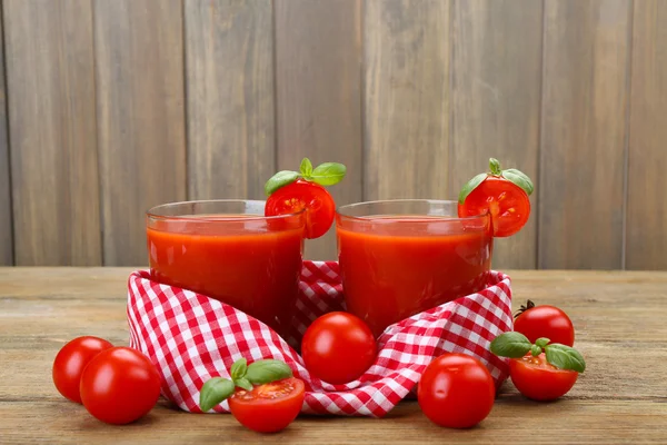 Vasos de jugo de tomate con verduras sobre fondo de madera —  Fotos de Stock