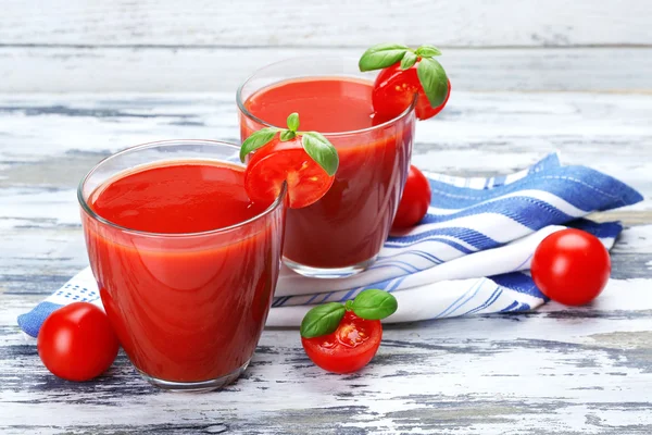 Vasos de jugo de tomate con verduras sobre fondo de madera —  Fotos de Stock