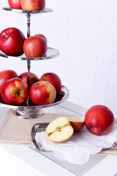 レンガのトレイを提供おいしい完熟りんご壁の背景 — ストック写真