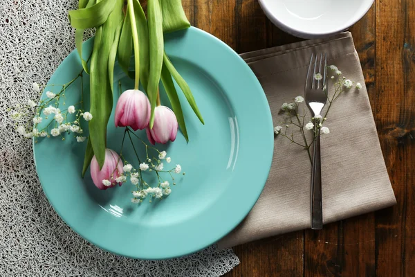 Tableware with flowers on table close up — Stock Photo, Image