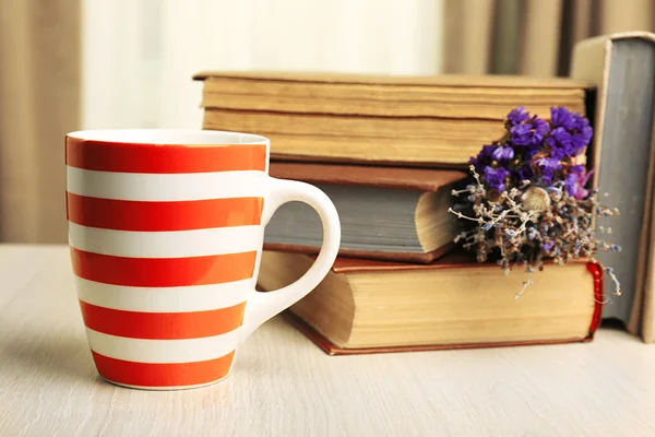 Böcker, cup och växt — Stockfoto