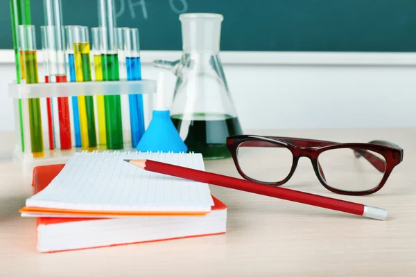 Schreibtisch im Chemieunterricht mit Reagenzgläsern — Stockfoto