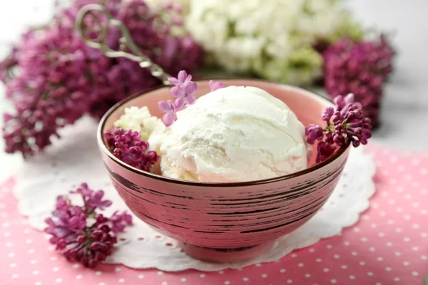 Es krim lezat dan bunga lilac — Stok Foto