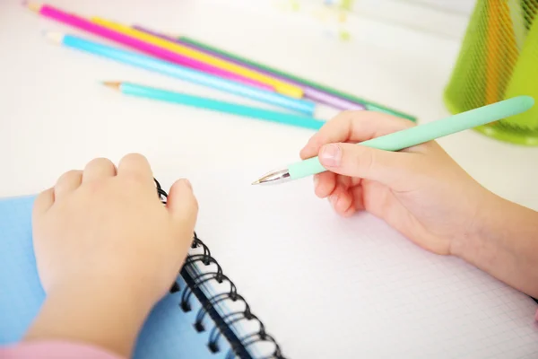 Barnen händer ritning på anteckningsboken — Stockfoto