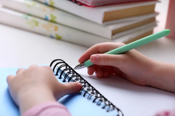 Kinderhände zeichnen am Notizbuch — Stockfoto