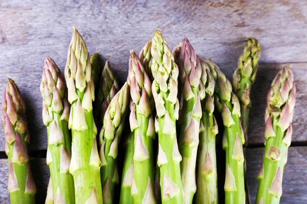 Frischer Spargel auf Holztisch — Stockfoto