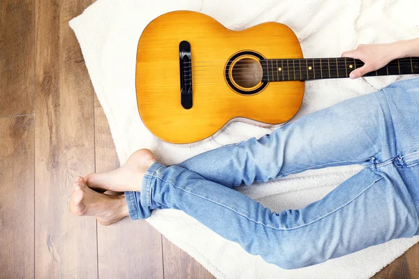 Joven con guitarra — Foto de Stock