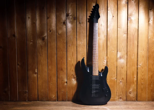 Elektrická kytara na dřevěném pozadí — Stock fotografie