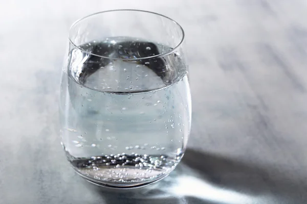 Verre d'eau avec bulles — Photo