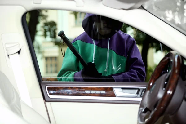 Man burglar stealing car — Stock Photo, Image