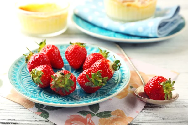 新鮮なイチゴの果実とクリームのブリュレ デザート — ストック写真