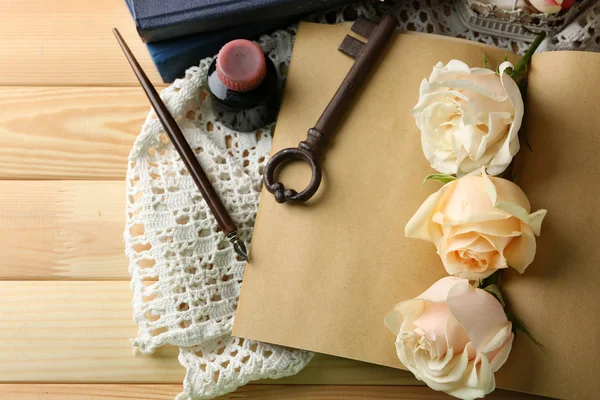 Rosas frescas con libro viejo, llave y letras sobre fondo de mesa de madera. Concepto Vintage —  Fotos de Stock