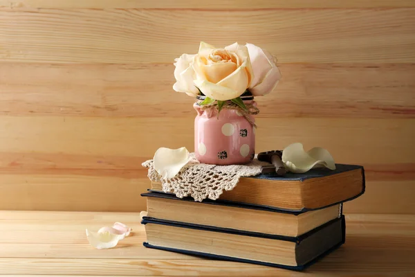 Rose fresche con vecchi libri su sfondo di legno. Concetto vintage — Foto Stock