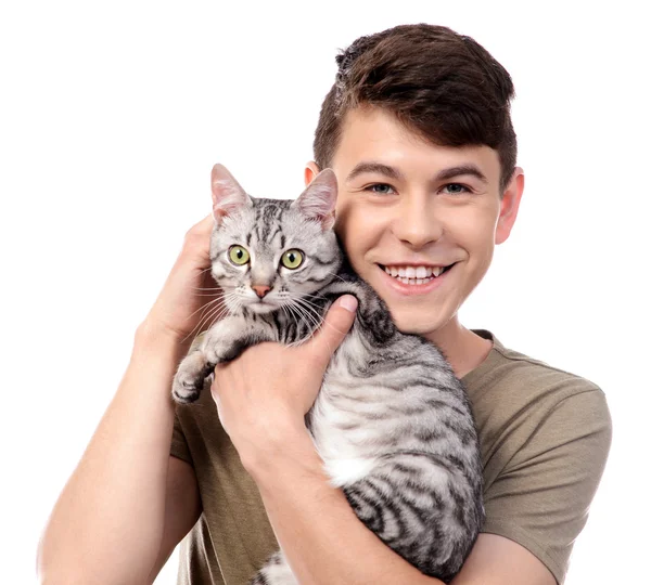 Schöner junger Mann mit süßer Katze isoliert auf weiß — Stockfoto