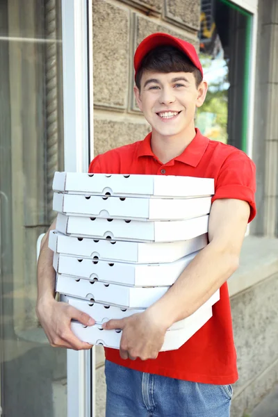 Giovane uomo consegna pizza box vicino a casa — Foto Stock