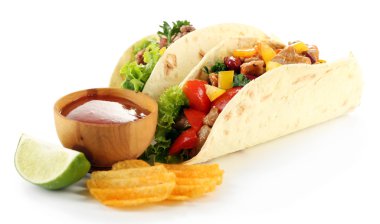 Ev yapımı sığır eti burrito sebze ve tortilla, üzerinde beyaz izole