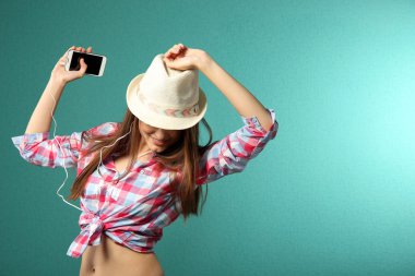 Turkuaz arka plan kulaklıktan olan kadın