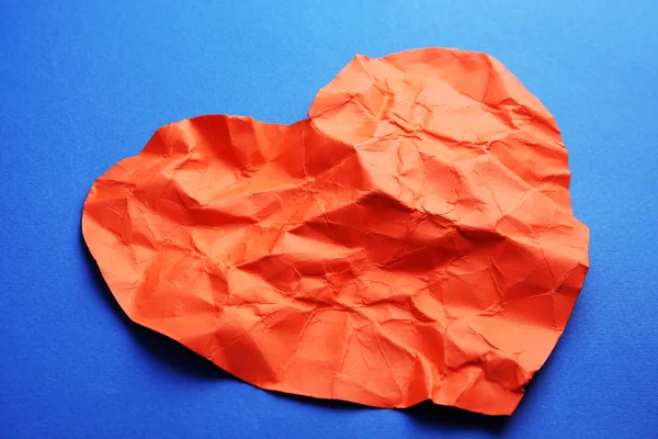 Coeur en papier froissé sur fond bleu — Photo