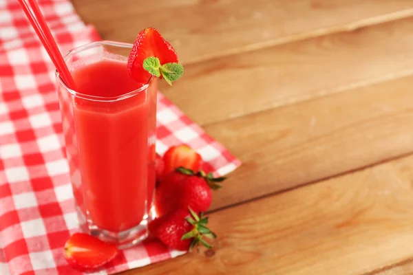 Pohár friss eper juice, fából készült háttér — Stock Fotó