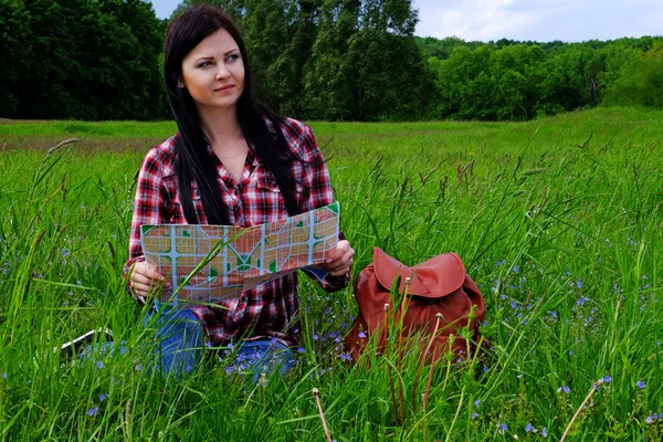 Jeune femme touriste avec sac à dos et carte sur beau fond de paysage — Photo