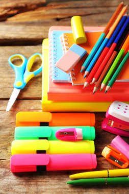 eski ahşap masa üzerinde parlak okul Kırtasiye