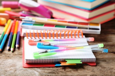 eski ahşap masa üzerinde parlak okul Kırtasiye