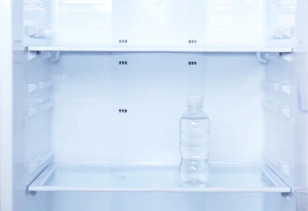 冷蔵庫の水の 1 つのボトルをクローズ アップ — ストック写真