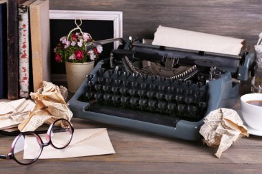 ahşap arka plan üzerinde Retro daktilo