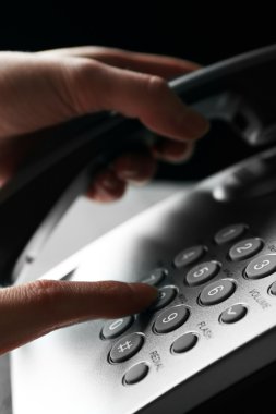 Bir arama yapmak, yakın çekim için telefon üzerinde numara düğmesine basarak parmak