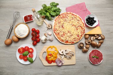 Pizza malzemelerini masaya yakın koyun.