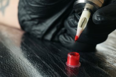 iş yerinde dövme sanatçısı yakın çekim