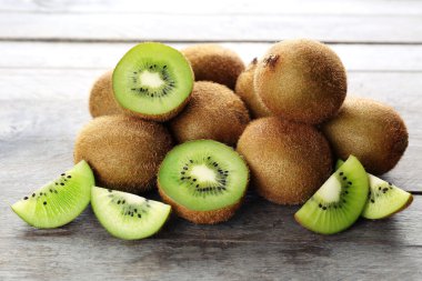 ahşap masa yakın çekim üzerinde olgunlaşmış kivi