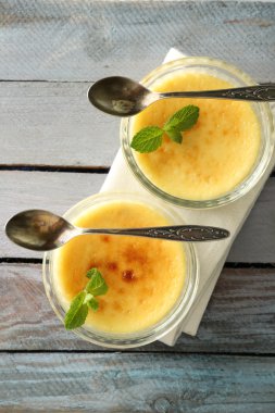 Creme brulee tatlısı peçeteye renk ahşap arka plan üzerinde