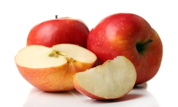 Manzana en rodajas aislada en blanco — Foto de Stock