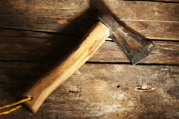 Hacha afilada sobre fondo de madera —  Fotos de Stock