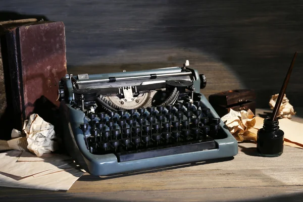 Máquina de escribir retro sobre fondo de madera —  Fotos de Stock