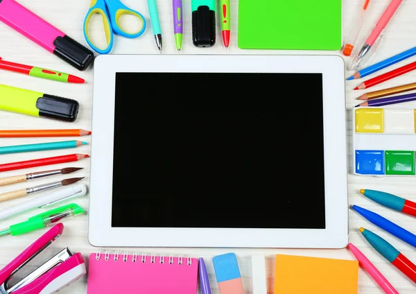 Digitales Tablet mit Schreibwaren — Stockfoto