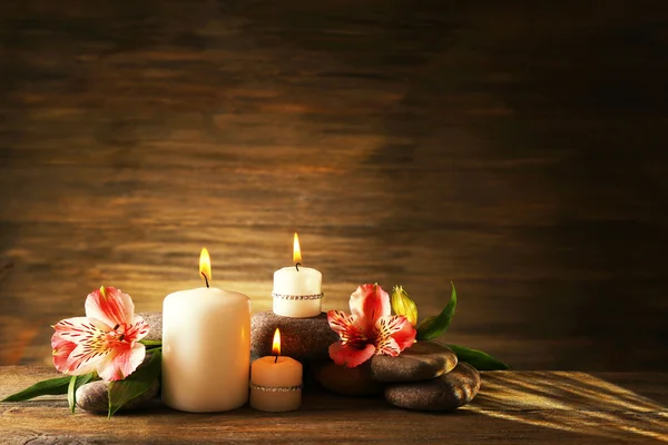 Composición con velas y piedras de spa — Foto de Stock