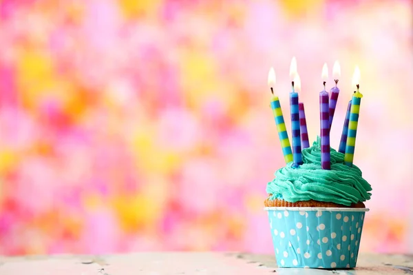Lezzetli doğum günü kek — Stok fotoğraf
